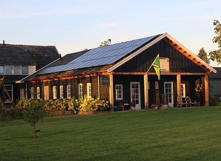 Modernes Badezimmer im Ferienhaus in Westendorp, Achterhoek, mit stilvoller Dusche und Waschbecken.