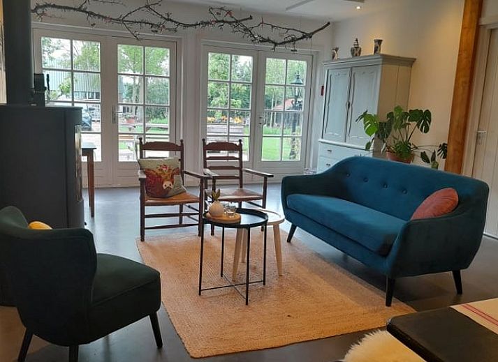 Modernes Badezimmer im Ferienhaus in Westendorp, Achterhoek, mit stilvoller Dusche und Waschbecken.