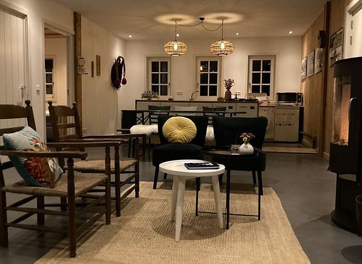 Eingang zum Ferienhaus in Westendorp, Achterhoek, mit rustikaler Dekoration und natuerlicher Beleuchtung.