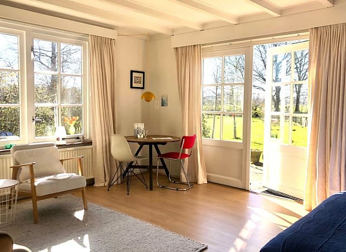 Ferienhaus in Baak mit weitem Blick auf die gruene Wiese und Schafe, in der rustikalen Achterhoek, Gelderland gelegen.