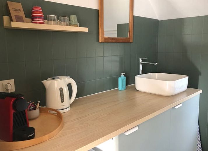 Modernes Badezimmer im Ferienhaus in Baak, Achterhoek, mit Blick auf das komfortable Schlafzimmer.