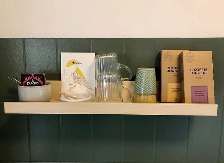 Modernes Badezimmer im Ferienhaus in Baak, Achterhoek, mit Blick auf das komfortable Schlafzimmer.