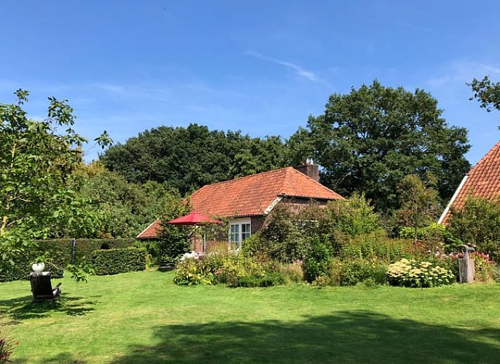 Modernes Badezimmer im Ferienhaus in Baak, Achterhoek, mit Blick auf das komfortable Schlafzimmer.