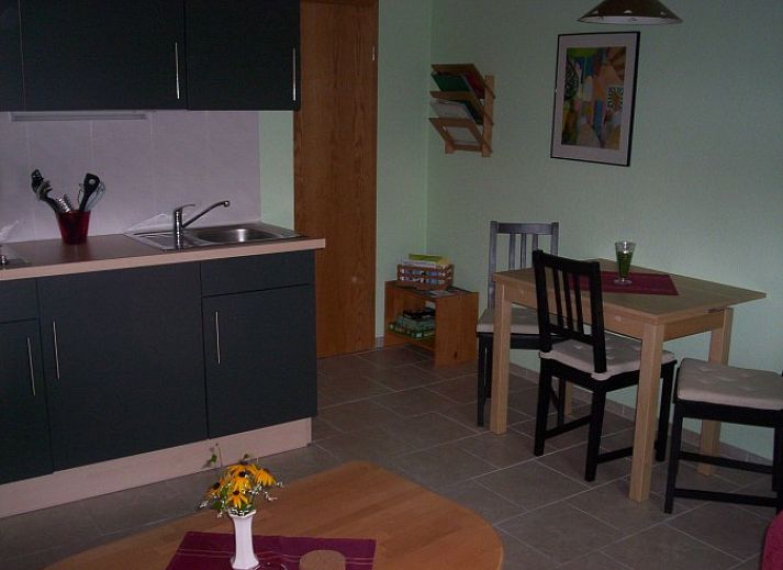 Vakantiewoning in Beek-Montferland, Gelderland met charmante bakstenen gevel en balkon.