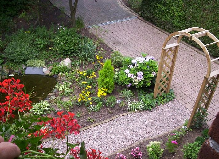 Vakantiewoning in Beek-Montferland, Gelderland met charmante bakstenen gevel en balkon.
