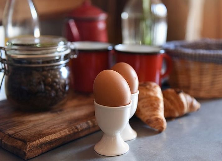 Speeltuin bij Huisje in Oosterwolde, Veluwe, Gelderland met houten speeltoestellen en groen uitzicht.