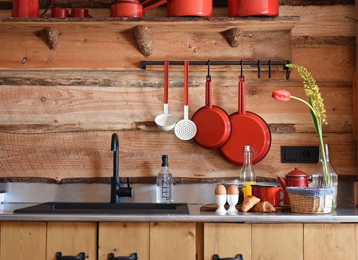 Speeltuin bij Huisje in Oosterwolde, Veluwe, Gelderland met houten speeltoestellen en groen uitzicht.