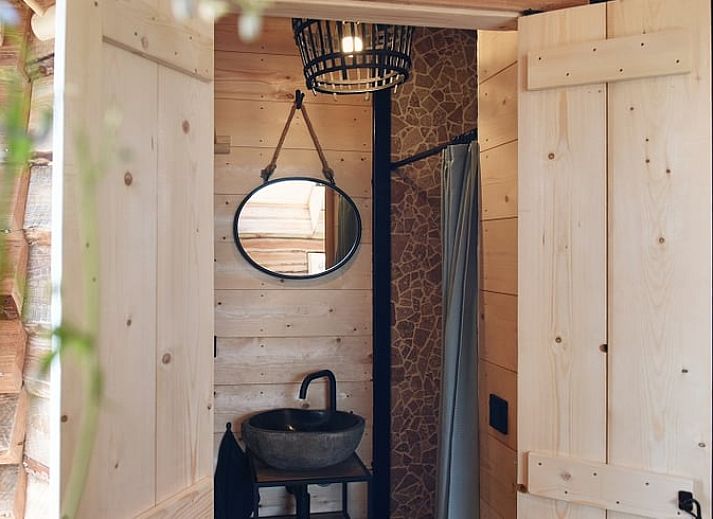 Gezellige picknicktafel met ontbijt bij Huisje in Oosterwolde, bed and breakfast in Veluwe, Gelderland.