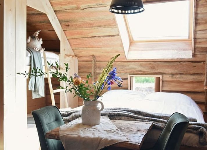 Gezellige picknicktafel met ontbijt bij Huisje in Oosterwolde, bed and breakfast in Veluwe, Gelderland.