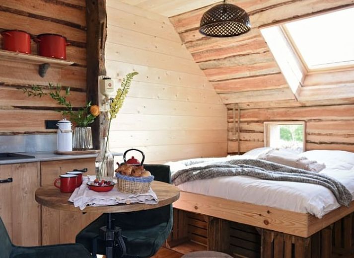 Gezellige picknicktafel met ontbijt bij Huisje in Oosterwolde, bed and breakfast in Veluwe, Gelderland.