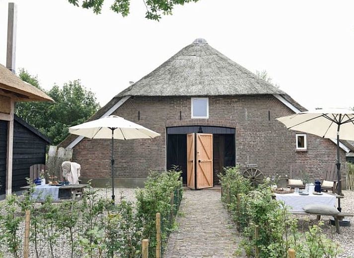Knusse slaapkamer met houten interieur in Huisje in Oosterwolde, Veluwe, Gelderland.