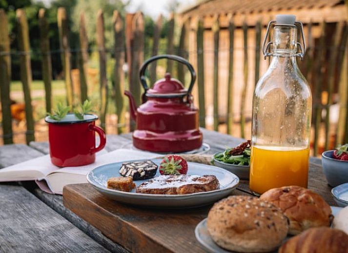 Knusse slaapkamer met houten interieur in Huisje in Oosterwolde, Veluwe, Gelderland.