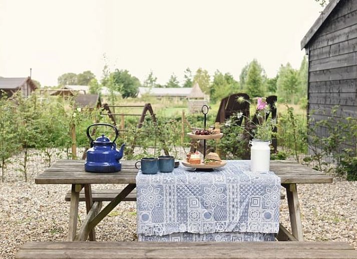 Knusse slaapkamer met houten interieur in Huisje in Oosterwolde, Veluwe, Gelderland.