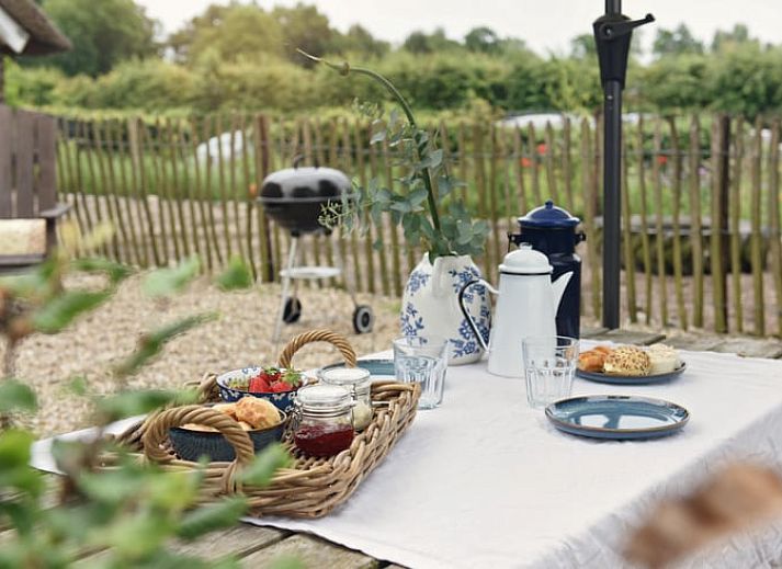 Ontbijt met verse croissants en koffie in Huisje in Oosterwolde, bed and breakfast op de Veluwe.
