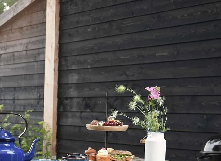 Ontbijt met verse croissants en koffie in Huisje in Oosterwolde, bed and breakfast op de Veluwe.