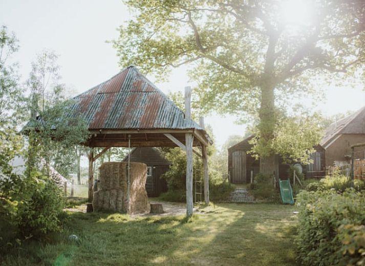 Ontbijt met verse croissants en koffie in Huisje in Oosterwolde, bed and breakfast op de Veluwe.