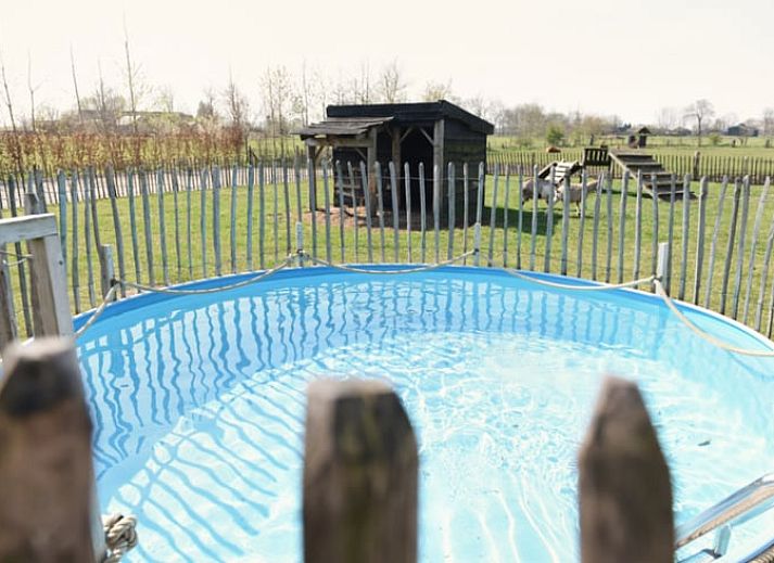 Rustieke keuken met rode pannen in Huisje in Oosterwolde, Veluwe, Gelderland.