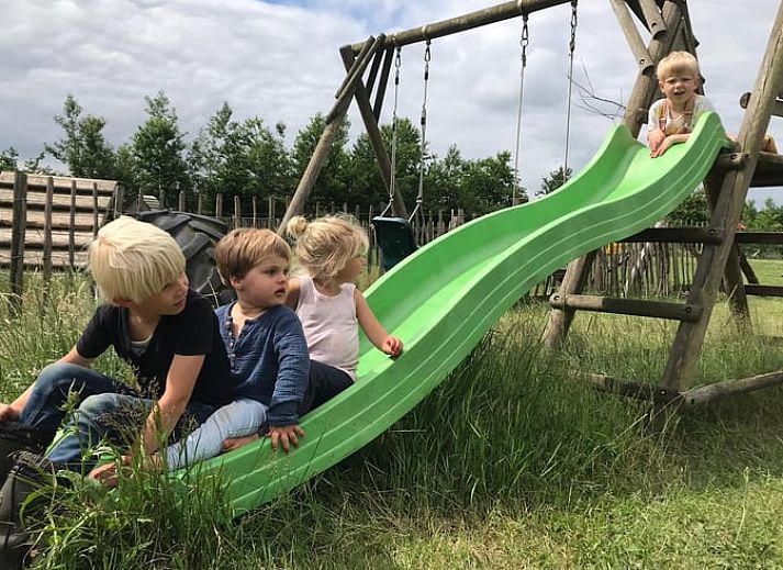 Moderne badkamer met natuurstenen tegels in Huisje in Oosterwolde, Veluwe, Gelderland.