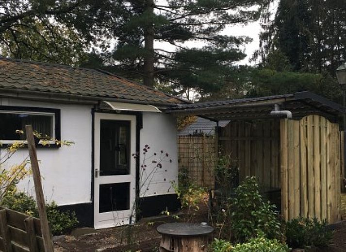 Geniet van de groene tuin bij Bed and Breakfast Het Puttertje in Hattem, Veluwe, Gelderland.