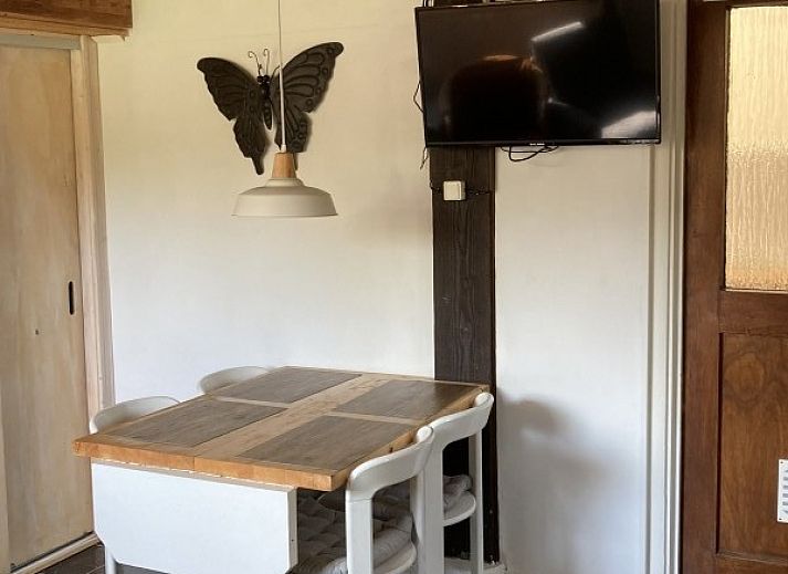 Compacte badkamer en keuken in Het Puttertje, een bed and breakfast in Hattem, Veluwe, Gelderland.