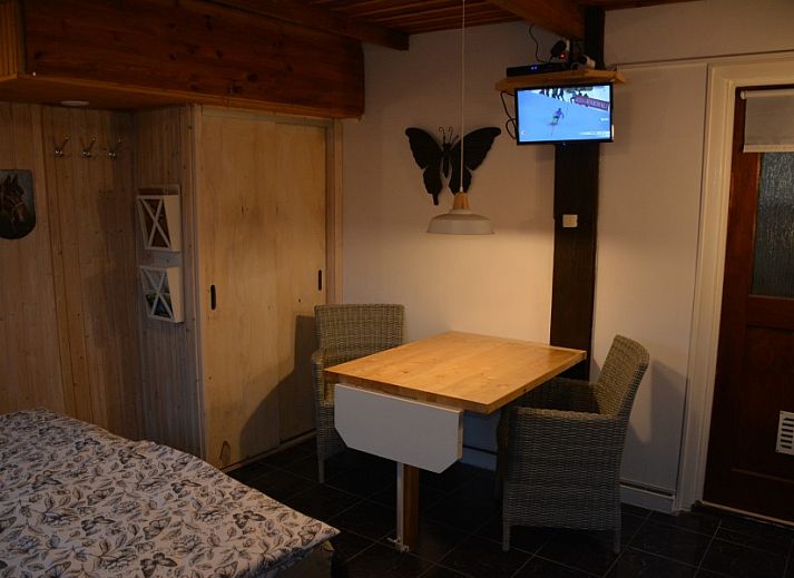 Compacte badkamer en keuken in Het Puttertje, een bed and breakfast in Hattem, Veluwe, Gelderland.