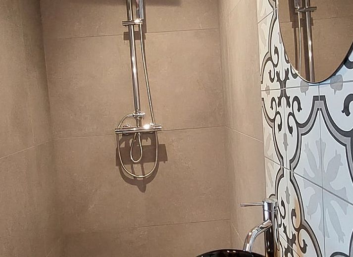 Entspannen Sie sich auf der Terrasse des Ferienhauses in Stroe, Veluwe, Gelderland.