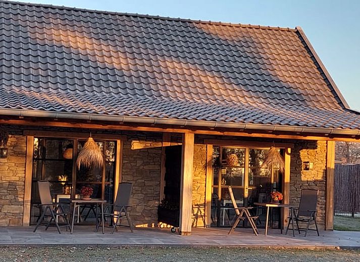 Luxurioeses Schlafzimmer mit Sesseln im Ferienhaus in Stroe, Veluwe, Gelderland.