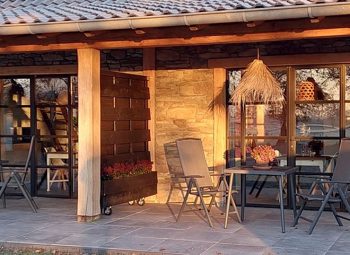 Luxurioeses Schlafzimmer mit Sesseln im Ferienhaus in Stroe, Veluwe, Gelderland.