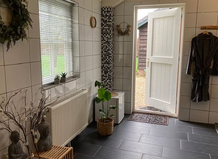 Blick auf Obstbaeume aus dem Fenster des Ferienhauses in Beemte Broekland, mitten in der Natur der Veluwe.