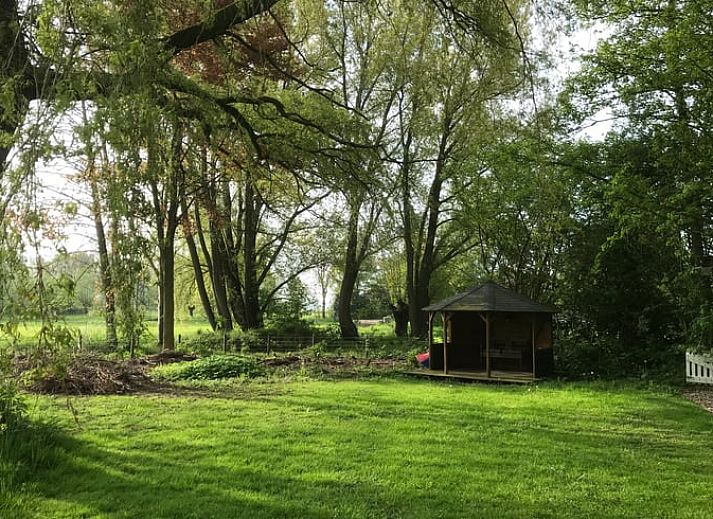 Lichte binnenruimte in Vakantiehuis in Oene, Veluwe, met sierlijke hekjes en uitzicht op de natuur van Gelderland.