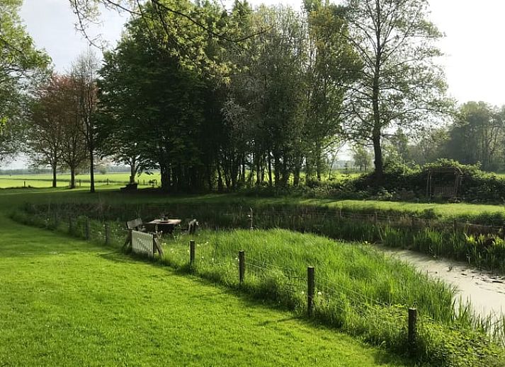 Lichte binnenruimte in Vakantiehuis in Oene, Veluwe, met sierlijke hekjes en uitzicht op de natuur van Gelderland.