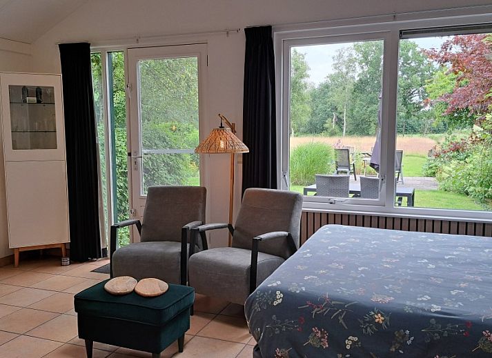 Prachtige tuin bij bed & breakfast DE DOBBE in Glimmen, Groningen met kleurrijke bloemen en zitplekken.