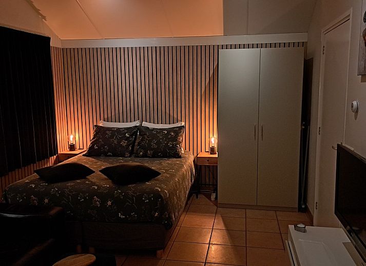 Comfortabele slaapkamer in bed & breakfast DE DOBBE in Glimmen, Groningen met modern interieur.