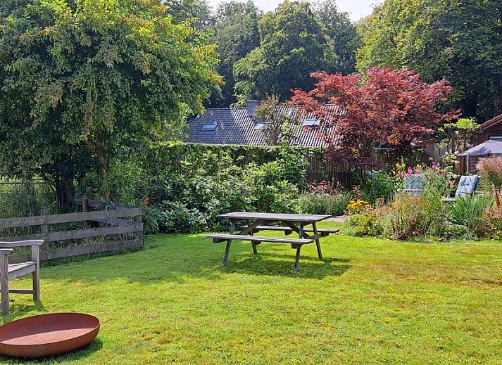 Ruime binnenruimte met uitzicht op de tuin bij bed & breakfast DE DOBBE in Glimmen, Groningen.