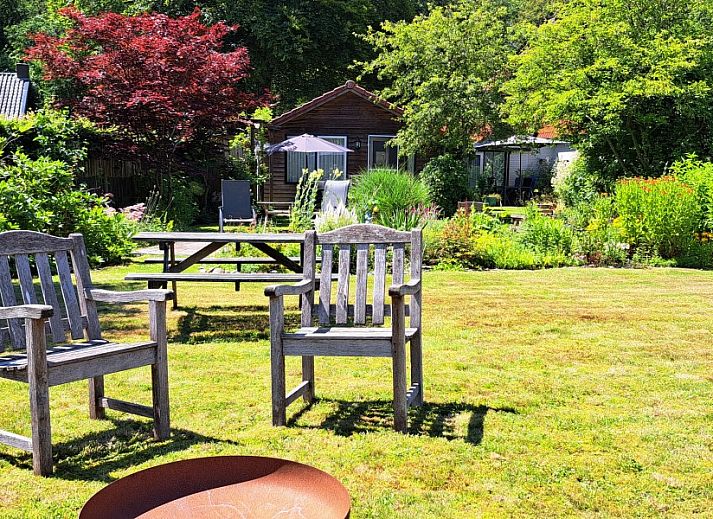Ruime binnenruimte met uitzicht op de tuin bij bed & breakfast DE DOBBE in Glimmen, Groningen.