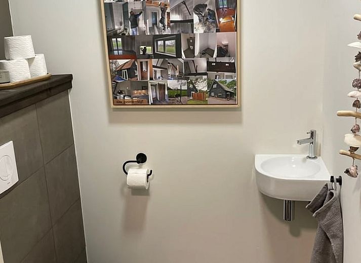 Moderne badkamer met inloopdouche in Vakantiehuisje in Noordwijk, perfect voor comfort in Zuidwest Groningen.