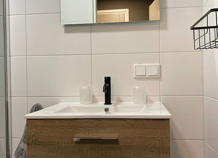 Moderne badkamer met inloopdouche in Vakantiehuisje in Noordwijk, perfect voor comfort in Zuidwest Groningen.