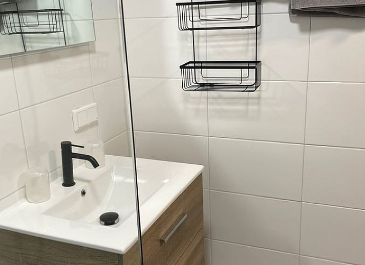 Moderne badkamer met inloopdouche in Vakantiehuisje in Noordwijk, perfect voor comfort in Zuidwest Groningen.