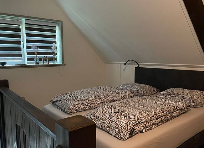 Moderne badkamer met inloopdouche in Vakantiehuisje in Noordwijk, perfect voor comfort in Zuidwest Groningen.