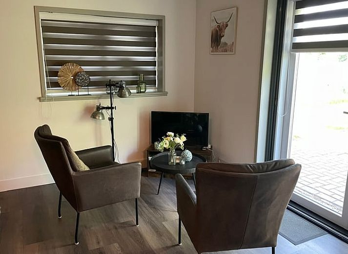 Compacte keuken in Vakantiehuisje in Noordwijk, voorzien van moderne gemakken, ideaal voor zelfvoorzienend verblijf.