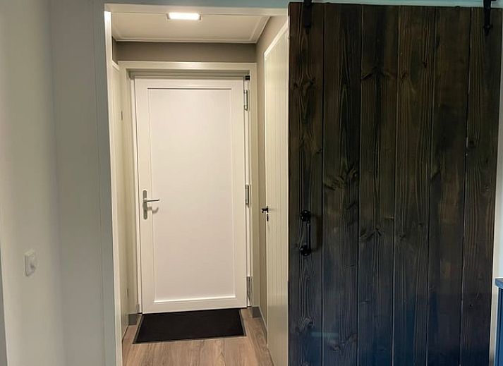 Compacte keuken in Vakantiehuisje in Noordwijk, voorzien van moderne gemakken, ideaal voor zelfvoorzienend verblijf.