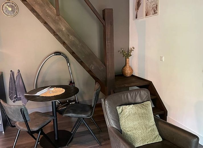 Compacte keuken in Vakantiehuisje in Noordwijk, voorzien van moderne gemakken, ideaal voor zelfvoorzienend verblijf.