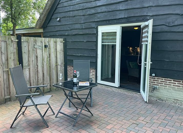 Compacte keuken in Vakantiehuisje in Noordwijk, voorzien van moderne gemakken, ideaal voor zelfvoorzienend verblijf.