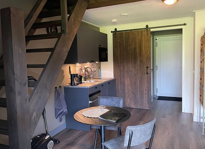Moderne douche in Vakantiehuisje in Noordwijk, Zuidwest Groningen.