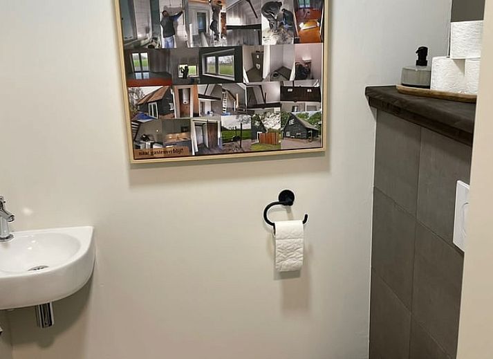 Moderne douche in Vakantiehuisje in Noordwijk, Zuidwest Groningen.