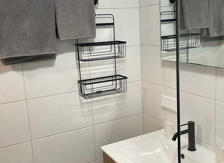 Moderne douche in Vakantiehuisje in Noordwijk, Zuidwest Groningen.