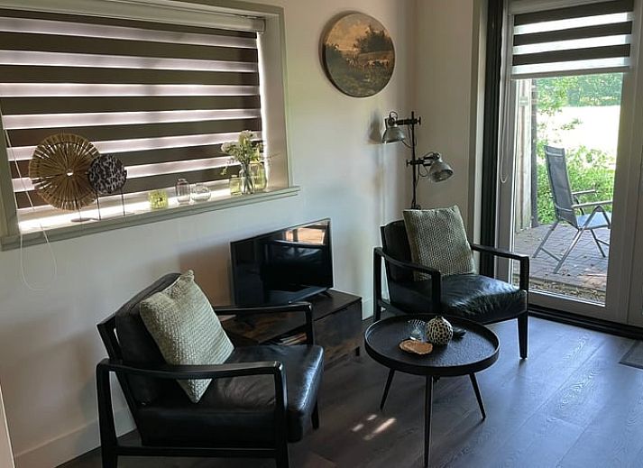 Stijlvolle wastafel in badkamer van Vakantiehuisje in Noordwijk, Groningen.