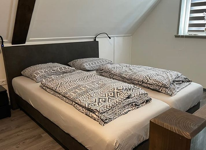 Stijlvolle wastafel in badkamer van Vakantiehuisje in Noordwijk, Groningen.