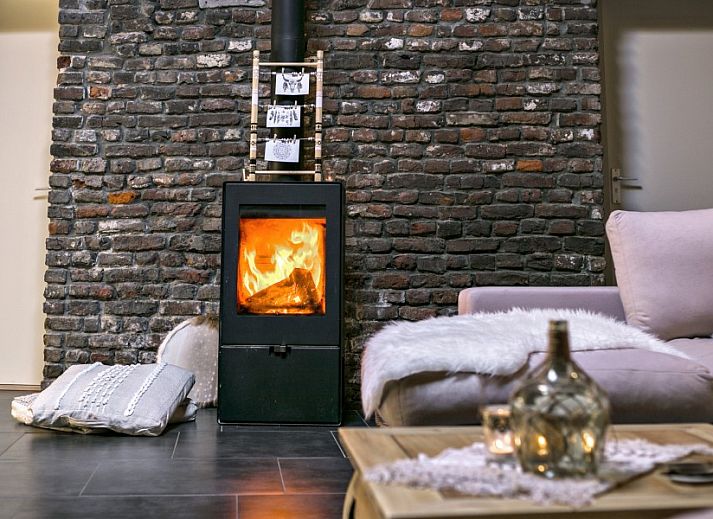 Entspannen Sie sich im gemuetlichen Wohnzimmer von Bed & Wellness Het Gelukshuis in Stevensweert, im Zentrum Limburgs.