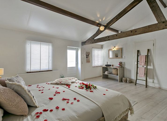 Erleben Sie luxurioese Entspannung im Jacuzzi im Bed & Wellness Het Gelukshuis, Stevensweert, Mittellimburg.